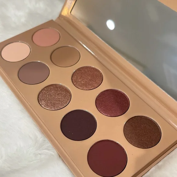 Classic Eyeshadow Palette- KKW Beauty
Kim Kardashian 🤎 - Picture 3 of 7